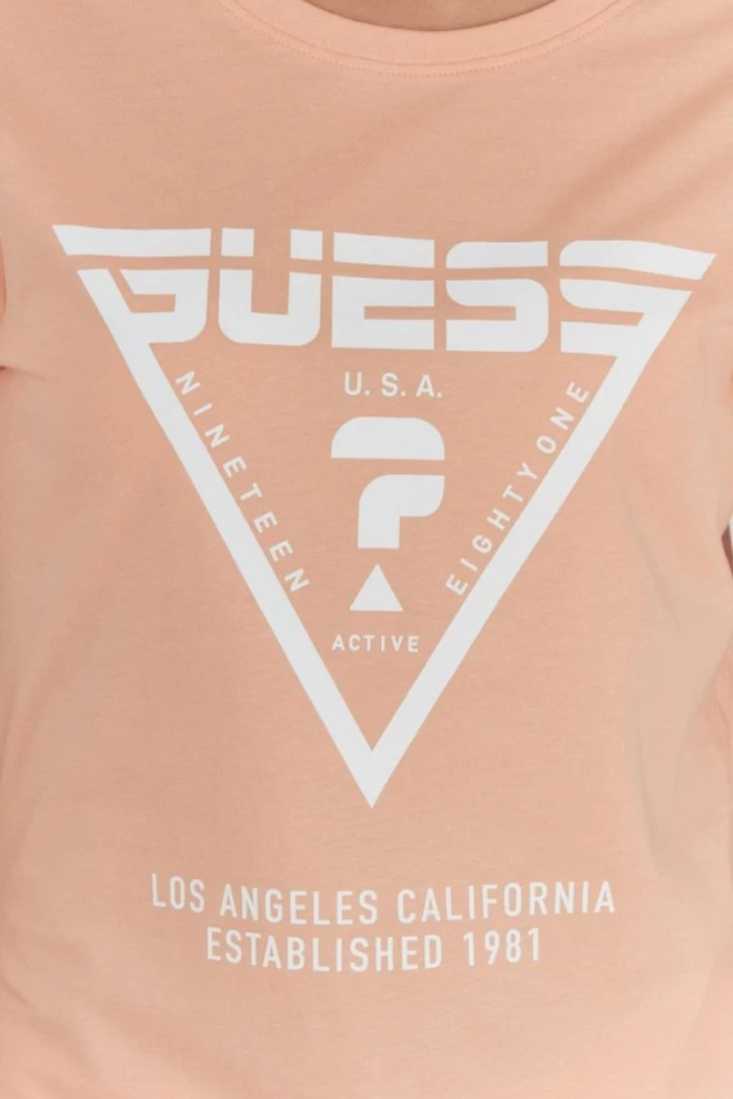 GUESS Brzoskwiniowy t-shirt damski z białym logo