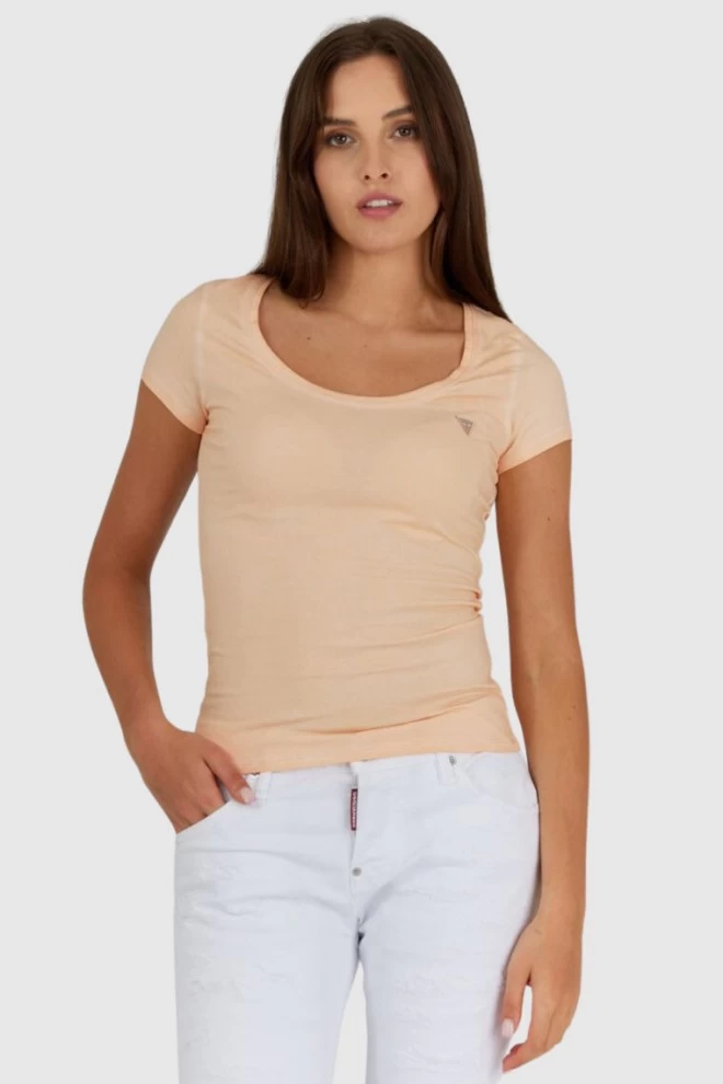 GUESS Brzoskwiniowy t-shirt damski z efektem sprania