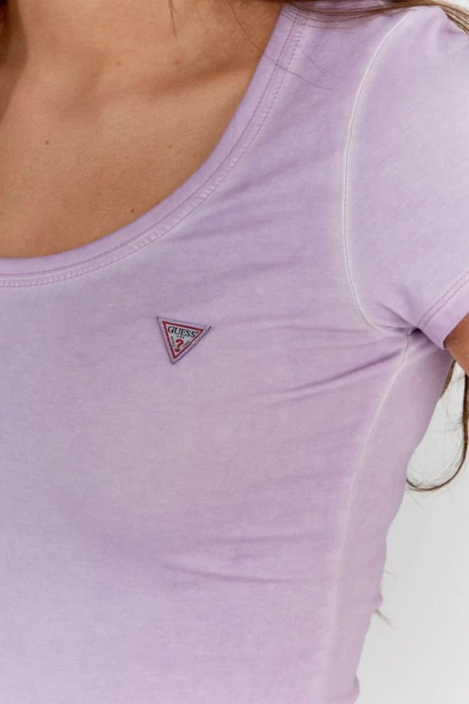 GUESS Lawendowy t-shirt damski z efektem sprania
