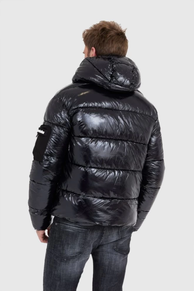 Чорний глянцевий пуховик з логотипом INVICTA