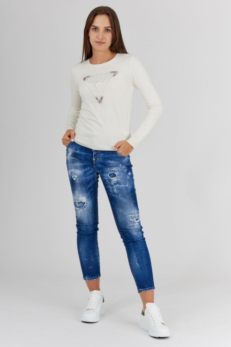 GUESS Kremowy sweterek damski z wyszywanym logo