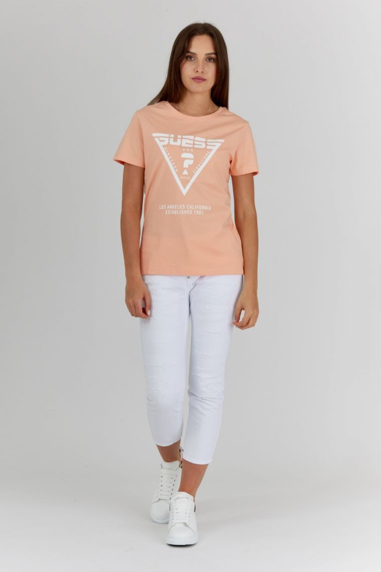 GUESS Brzoskwiniowy t-shirt damski z białym logo