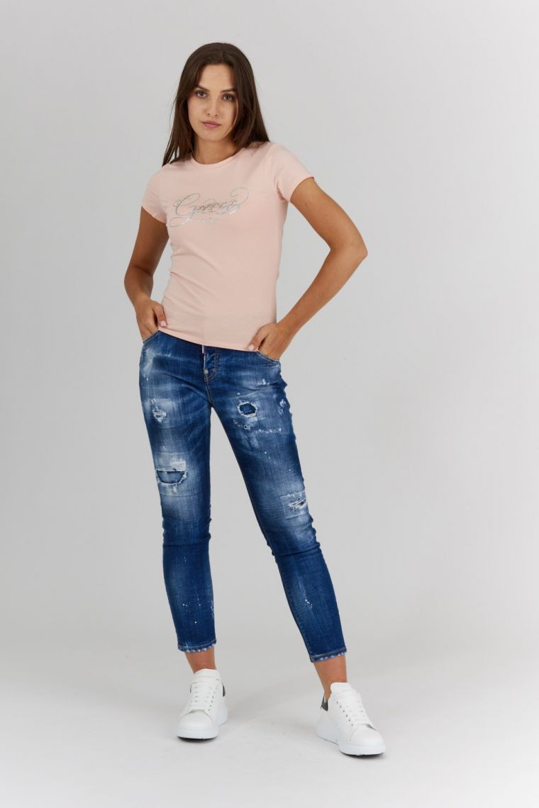 GUESS Brzoskwiniowy t-shirt damski z brokatowym logo