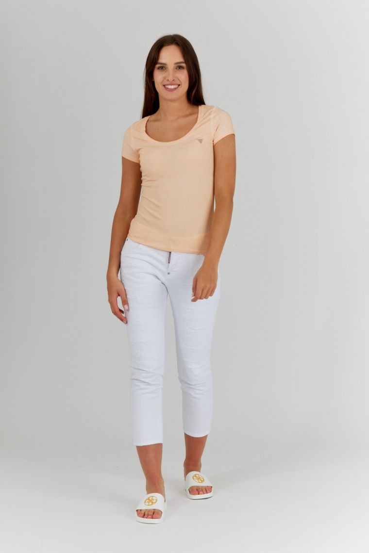 GUESS Brzoskwiniowy t-shirt damski z efektem sprania