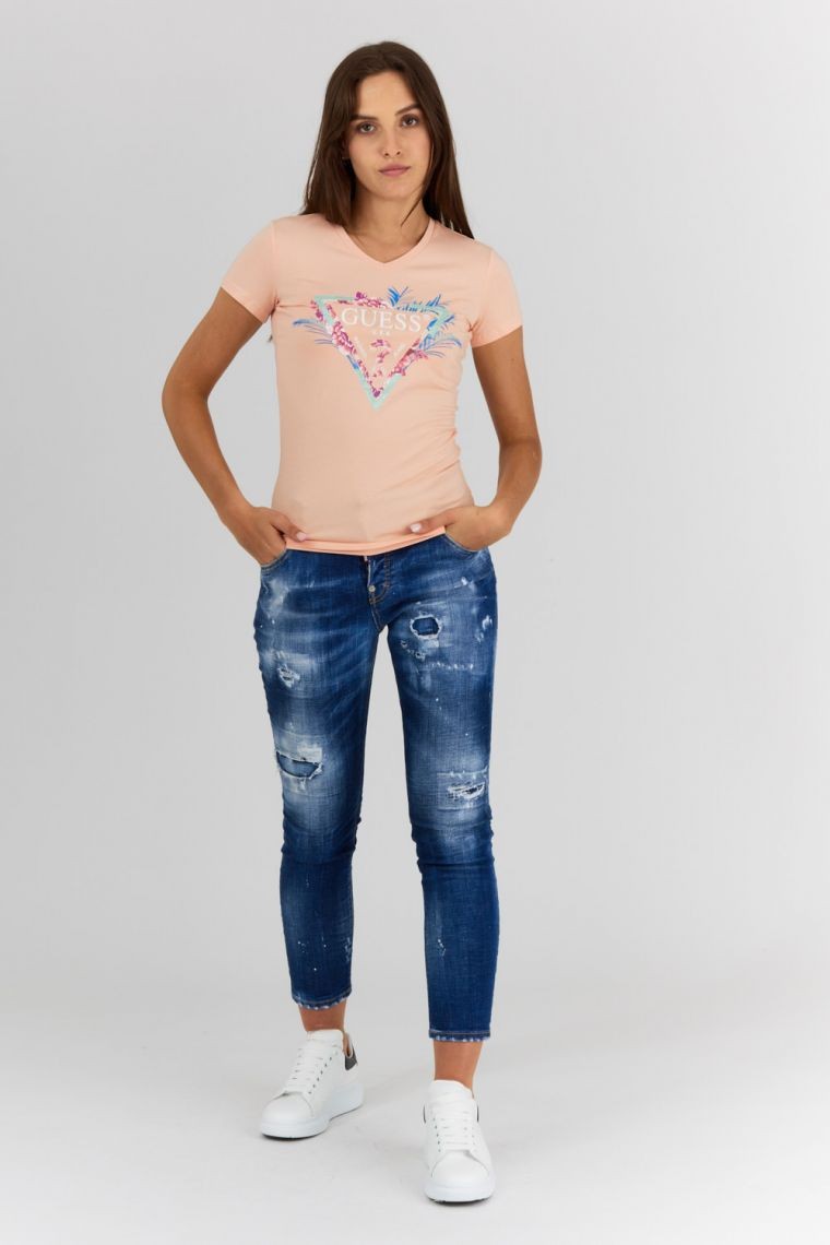 GUESS Brzoskwiniowy t-shirt damski z logo z liśćmi i cyrkoniami