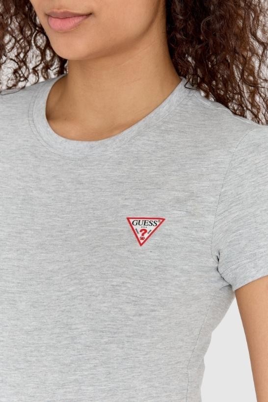 GUESS Жіноча футболка сірого кольору облягаючого крою з маленьким логотипом