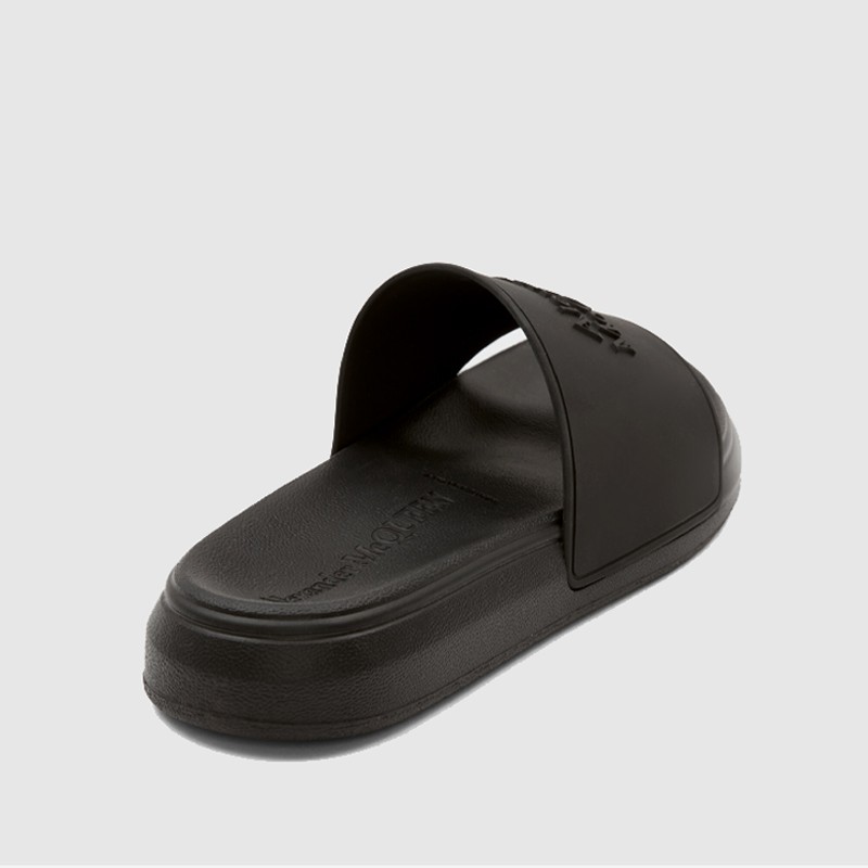 ALEXANDER MCQUEEN Czarne klapki męskie z logo