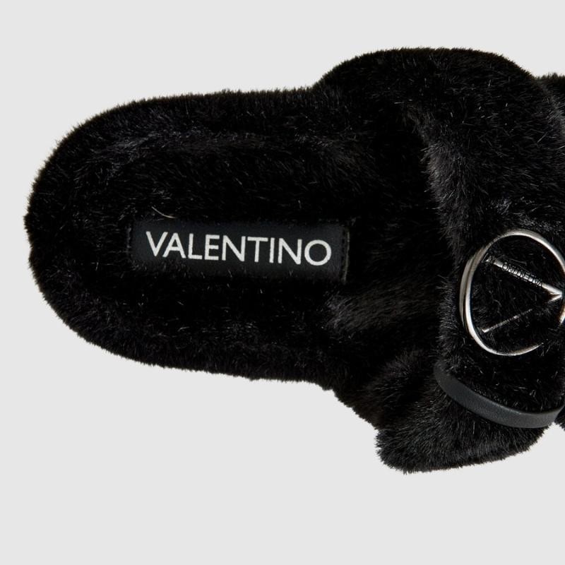 VALENTINO Czarne klapki damskie z syntetycznego futerka