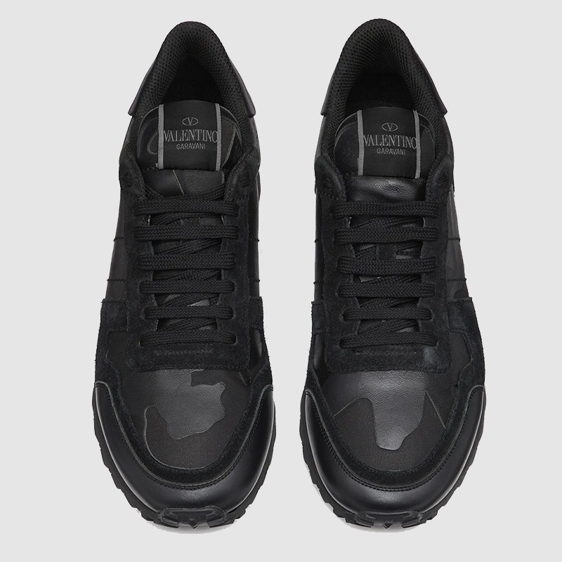 VALENTINO Garavani czarne sneakersy rockrunner w kamuflażu