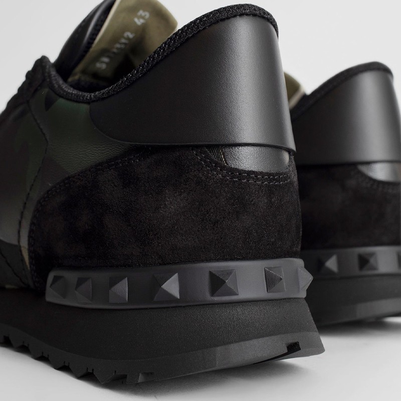 VALENTINO Garavani czarne sneakersy rockrunner w kamuflażu khaki