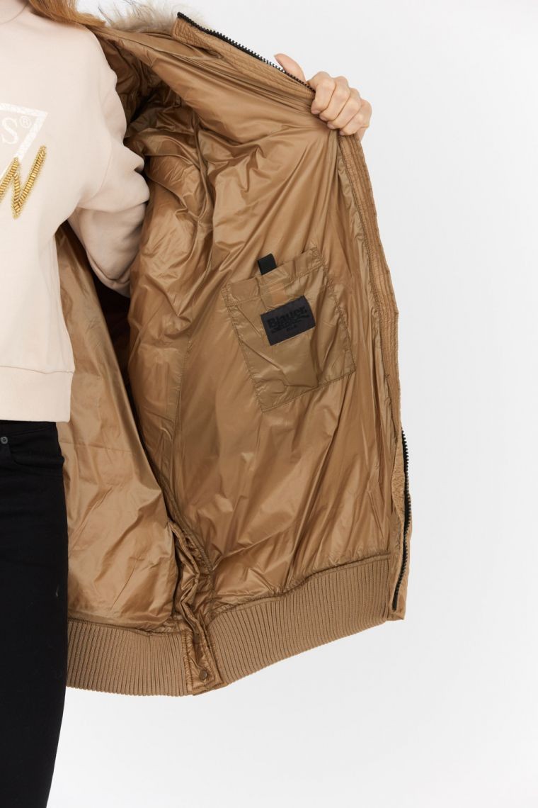 BLAUER Brązowa peleryna puchowa z futrem jenota