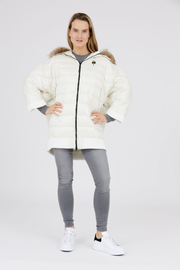 BLAUER Ecru peleryna puchowa z futrem jenota