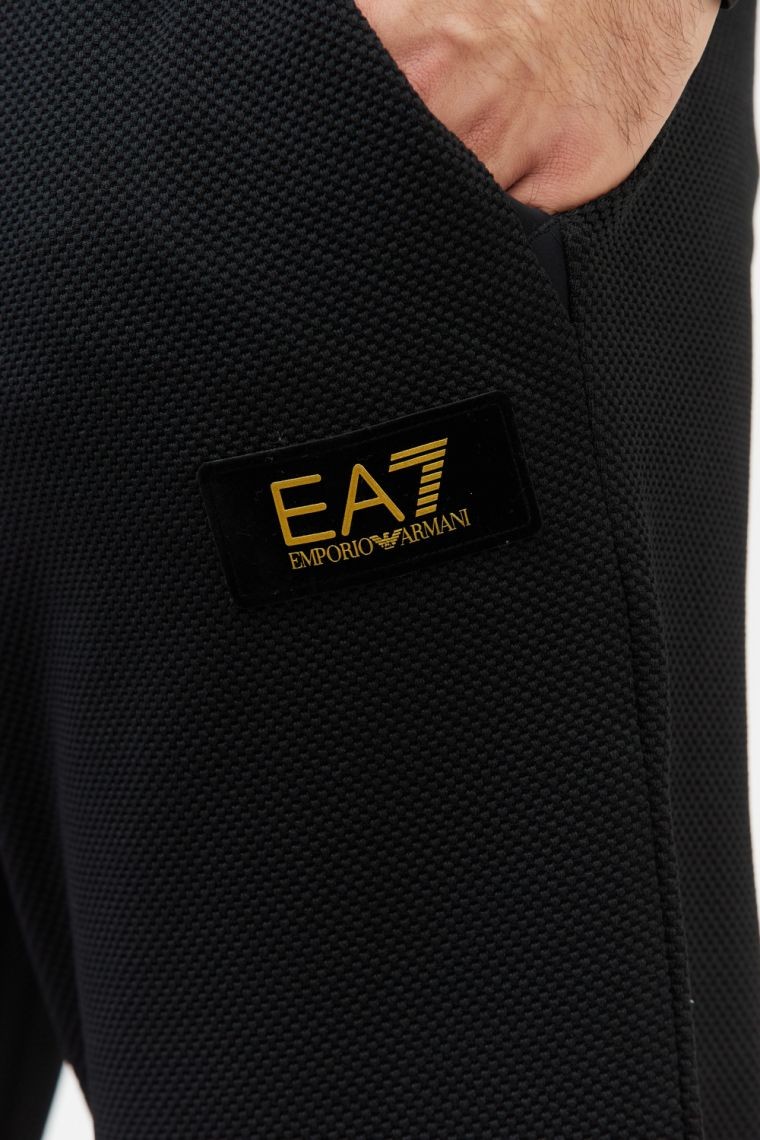EA7 Czarne spodnie dresowe o ciekawej fakturze