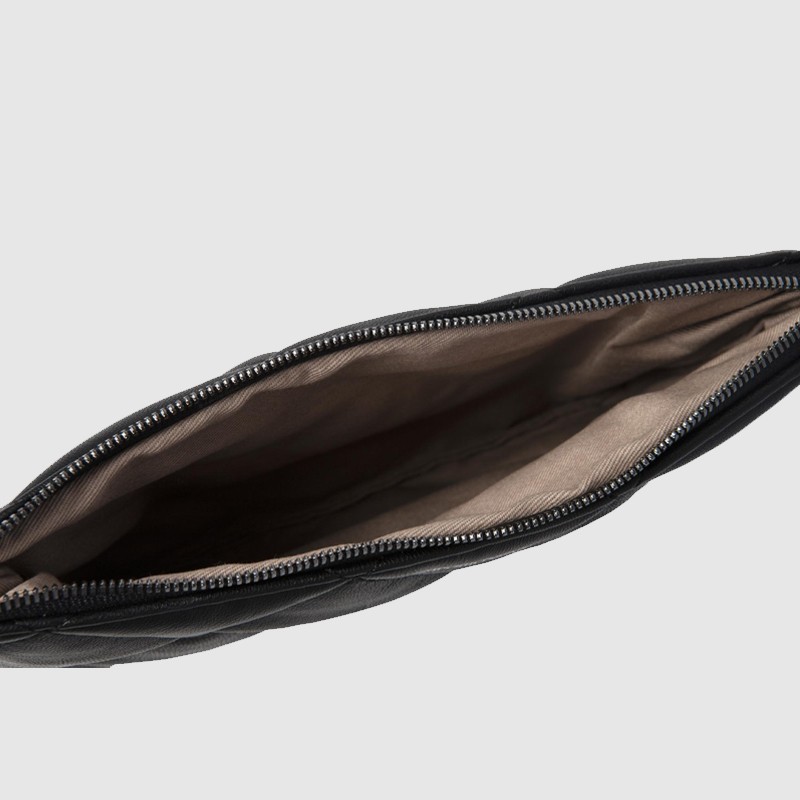 EMPORIO ARMANI Czarna pikowana saszetka damska