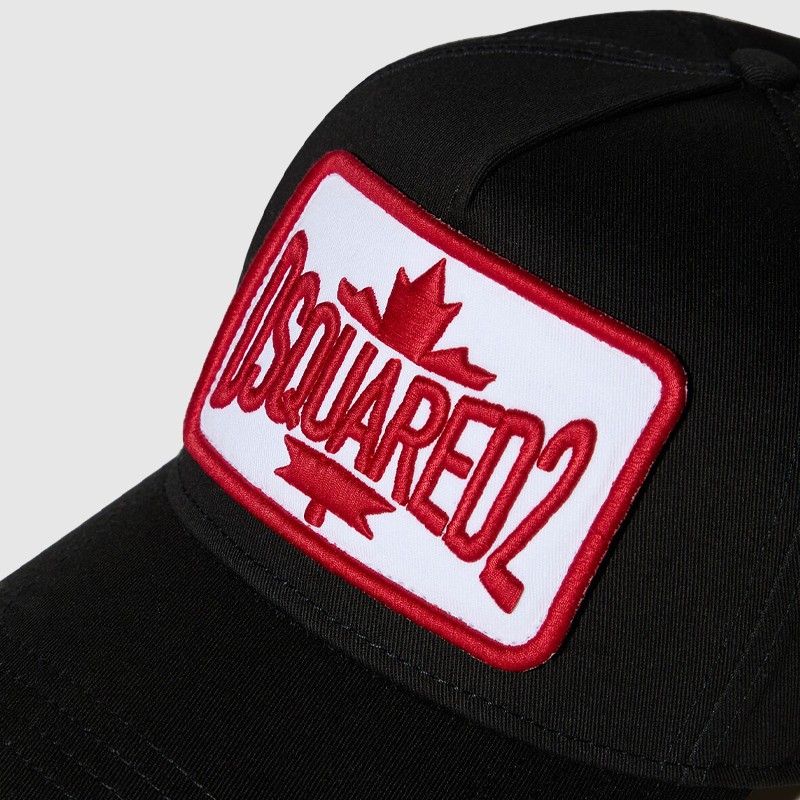 DSQUARED2 Czarna czapka z daszkiem z czerwonym logo